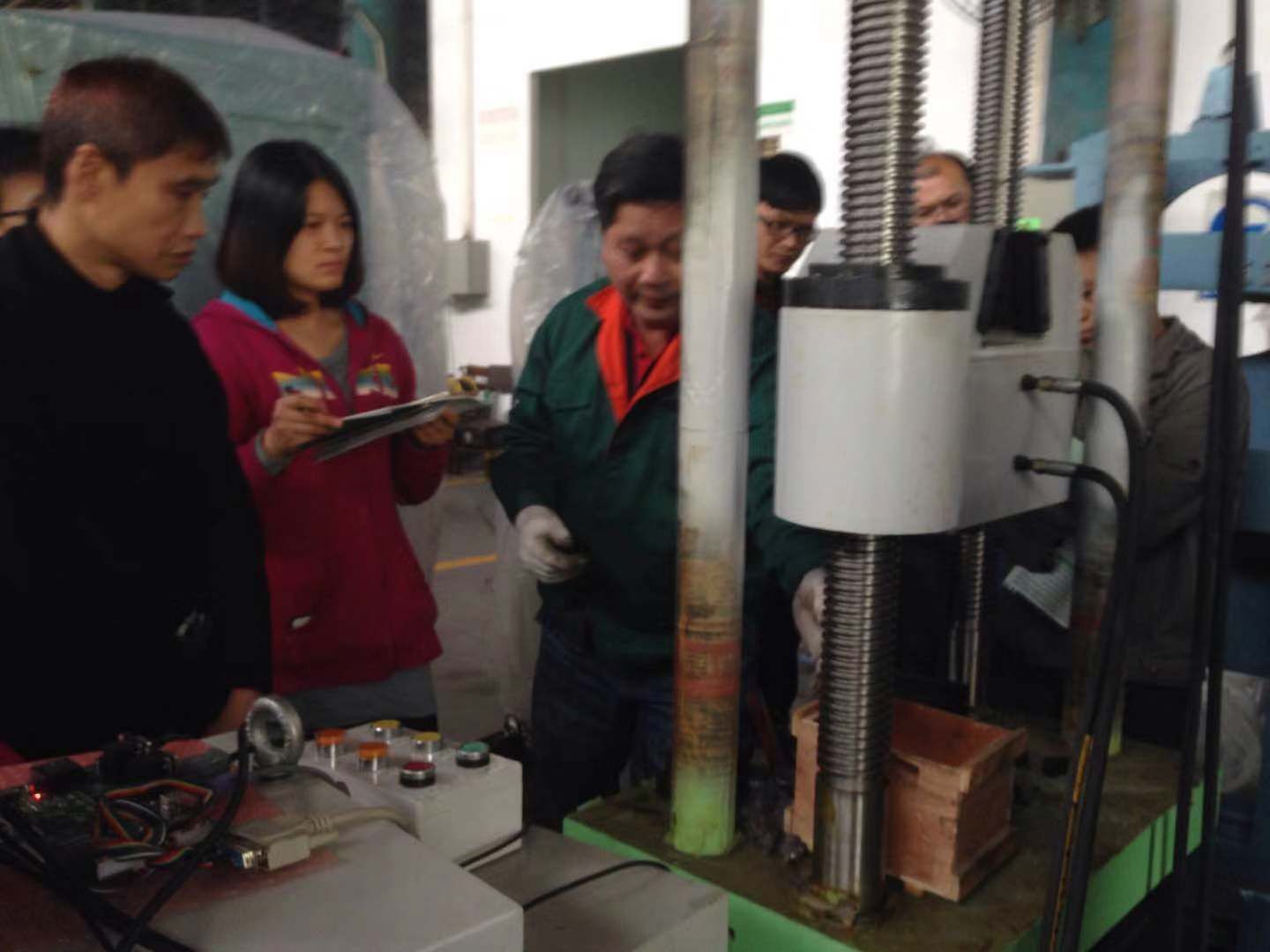 2018年10月27日，廣材試驗機按作業指導書要求對員工進行技能培訓學習